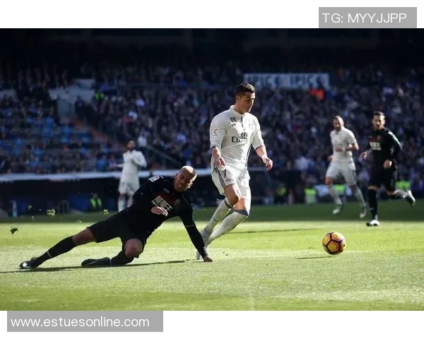 皇马客战格拉纳达,1-2失利:本泽马传射无用,铁卫助攻无功 皇马客战格拉纳达,1-2失利:本泽马传射无用,铁卫助攻无功