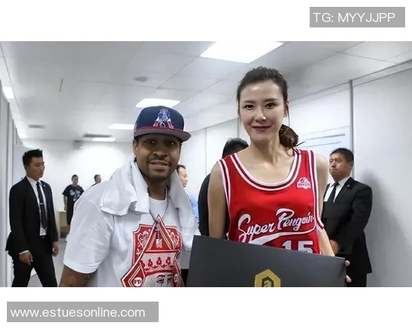 跟姚明比手的趣味挑战与篮球文化的深度探讨 跟姚明比手的趣味挑战与篮球文化的深度探讨